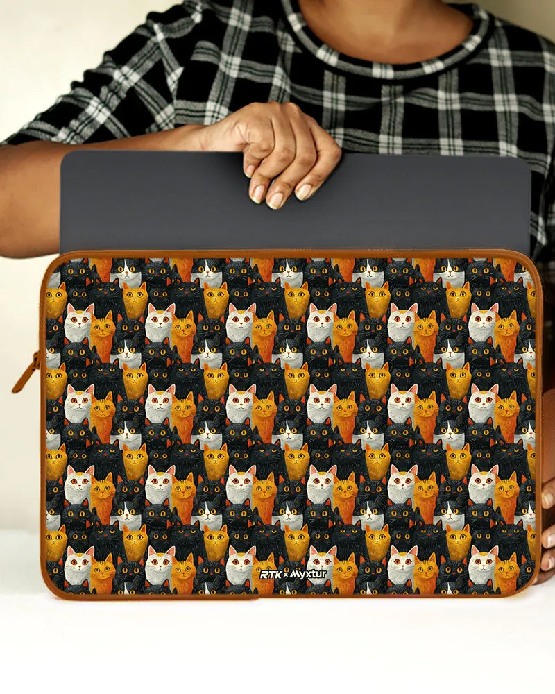 Kitty Crowds [RTK] MacBook / Laptop Sleeve