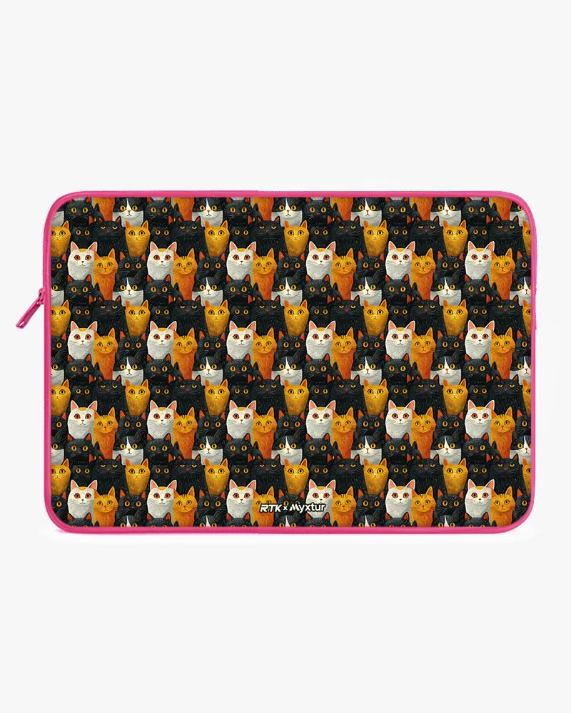 Kitty Crowds [RTK] MacBook / Laptop Sleeve