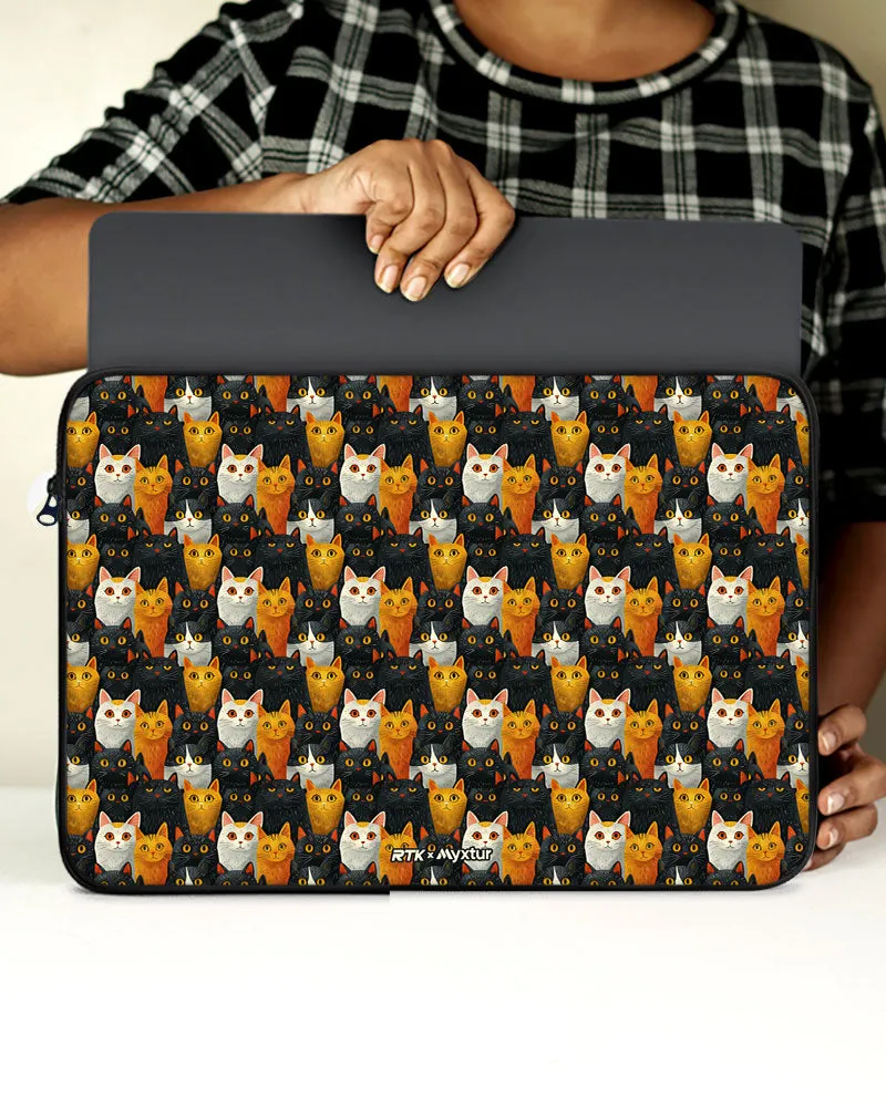 Kitty Crowds [RTK] MacBook / Laptop Sleeve