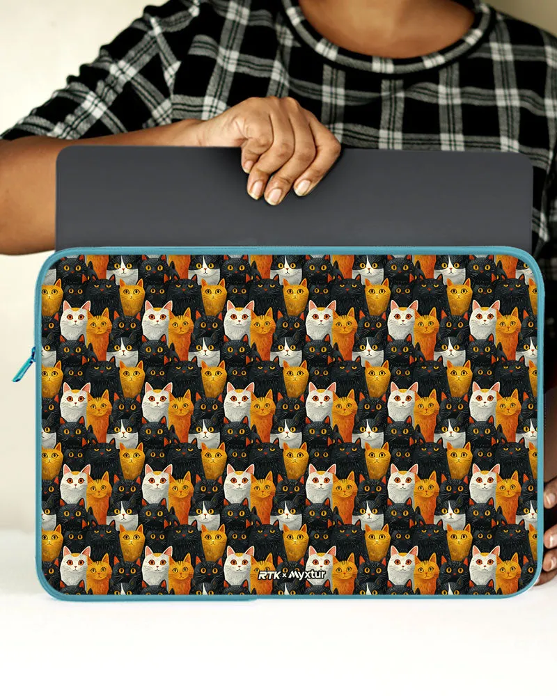 Kitty Crowds [RTK] MacBook / Laptop Sleeve