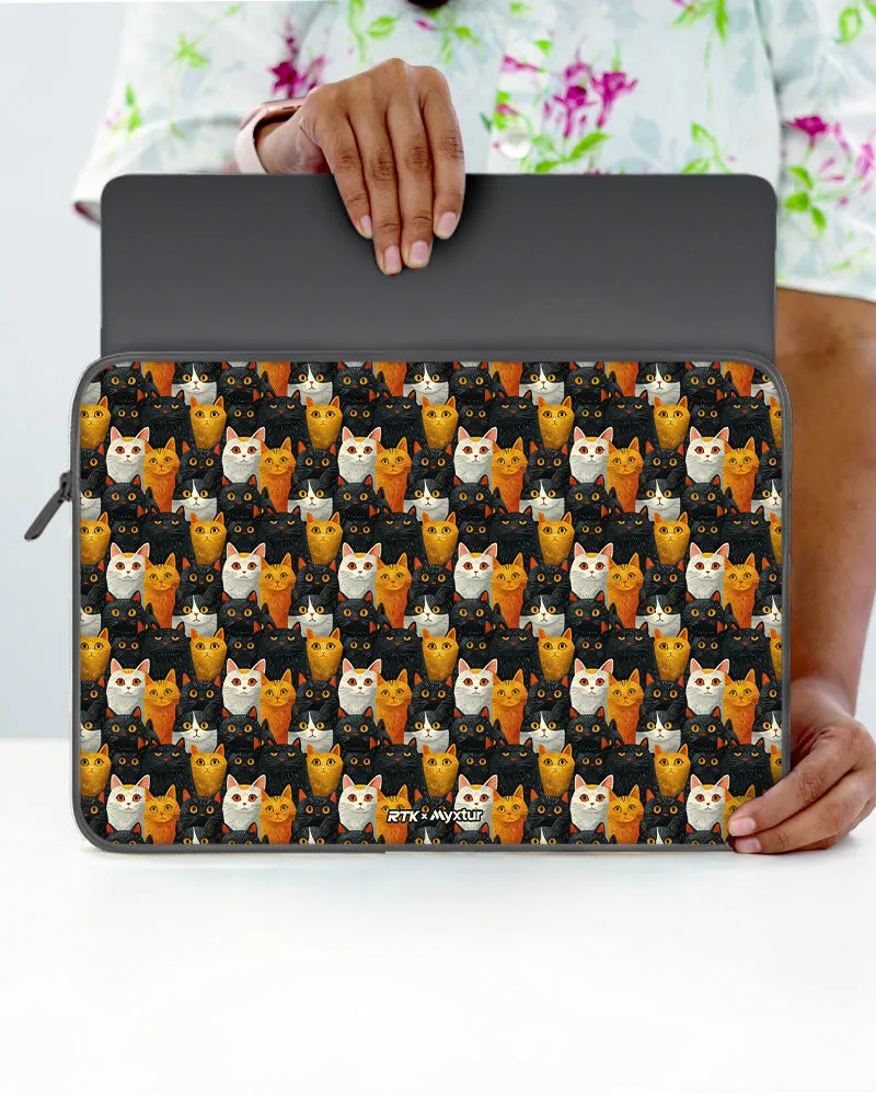 Kitty Crowds [RTK] MacBook / Laptop Sleeve