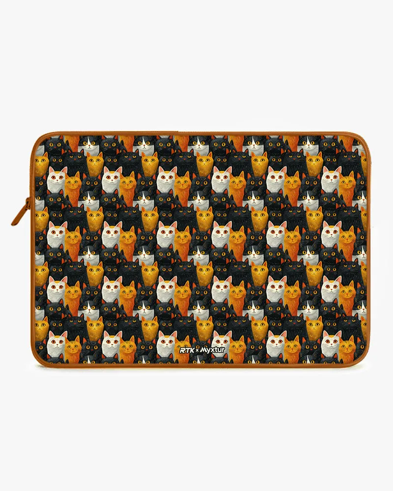 Kitty Crowds [RTK] MacBook / Laptop Sleeve