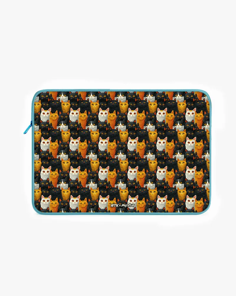 Kitty Crowds [RTK] MacBook / Laptop Sleeve