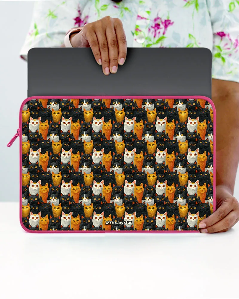Kitty Crowds [RTK] MacBook / Laptop Sleeve