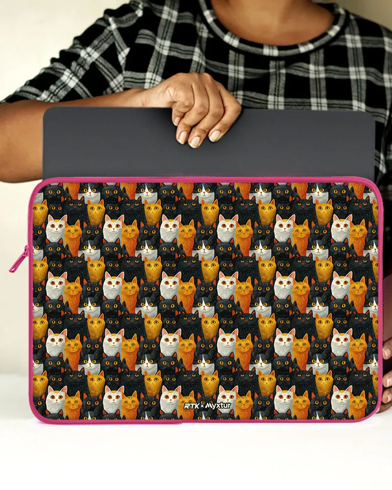Kitty Crowds [RTK] MacBook / Laptop Sleeve