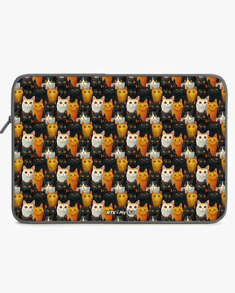 Kitty Crowds [RTK] MacBook / Laptop Sleeve