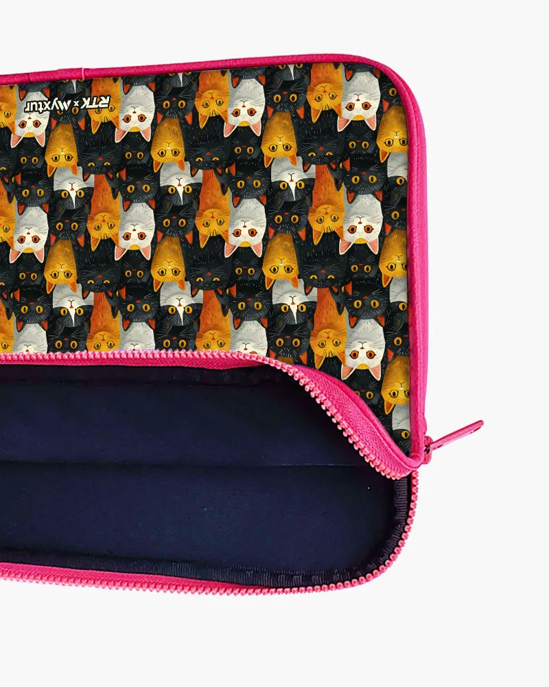 Kitty Crowds [RTK] MacBook / Laptop Sleeve
