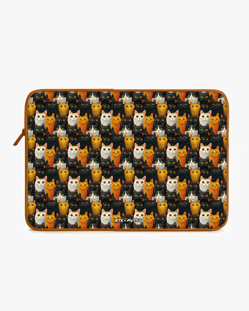 Kitty Crowds [RTK] MacBook / Laptop Sleeve