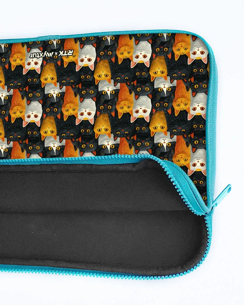 Kitty Crowds [RTK] MacBook / Laptop Sleeve