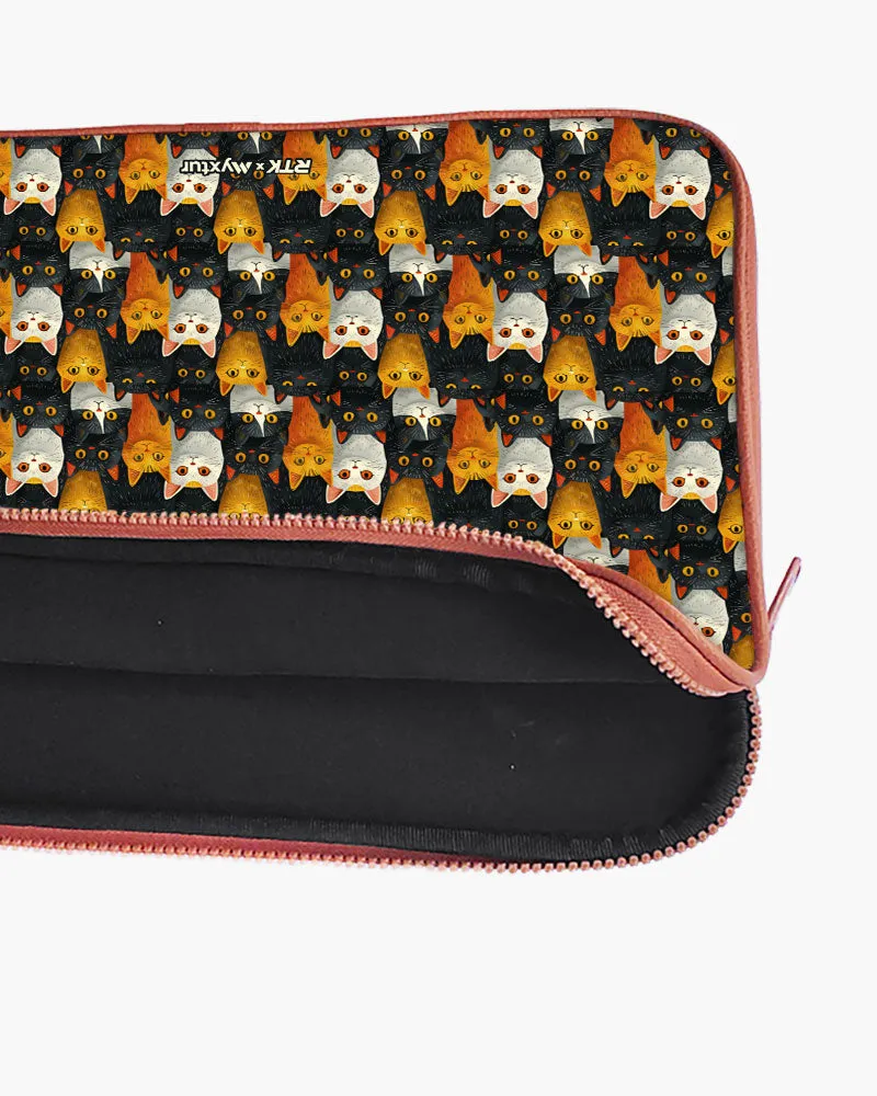 Kitty Crowds [RTK] MacBook / Laptop Sleeve