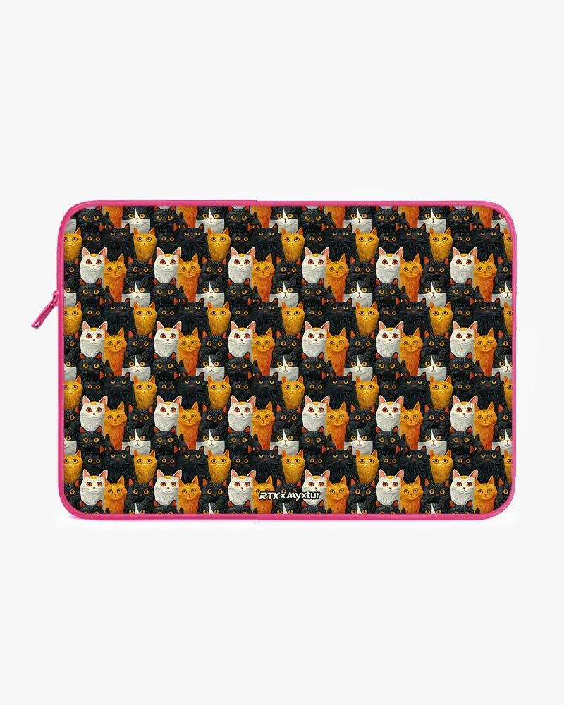 Kitty Crowds [RTK] MacBook / Laptop Sleeve