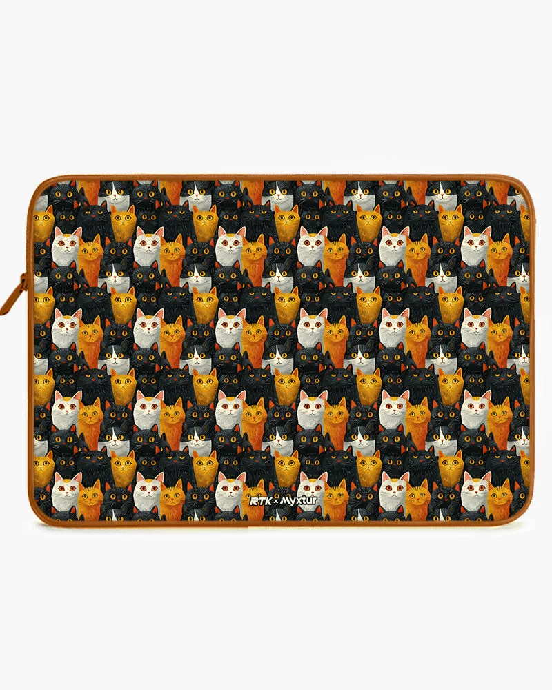 Kitty Crowds [RTK] MacBook / Laptop Sleeve