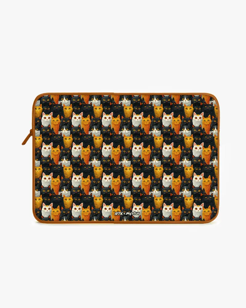 Kitty Crowds [RTK] MacBook / Laptop Sleeve
