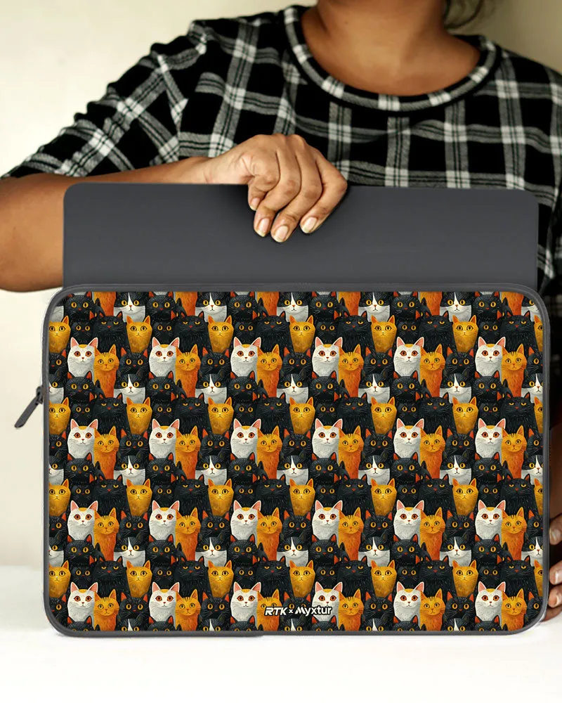 Kitty Crowds [RTK] MacBook / Laptop Sleeve