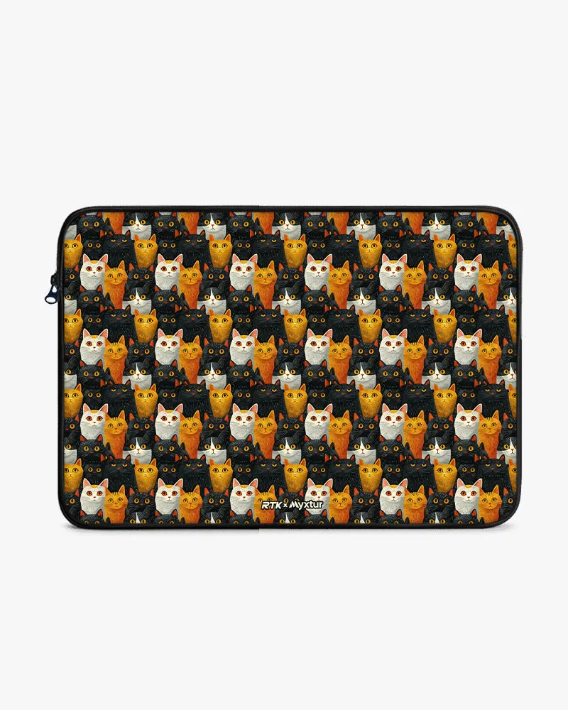 Kitty Crowds [RTK] MacBook / Laptop Sleeve