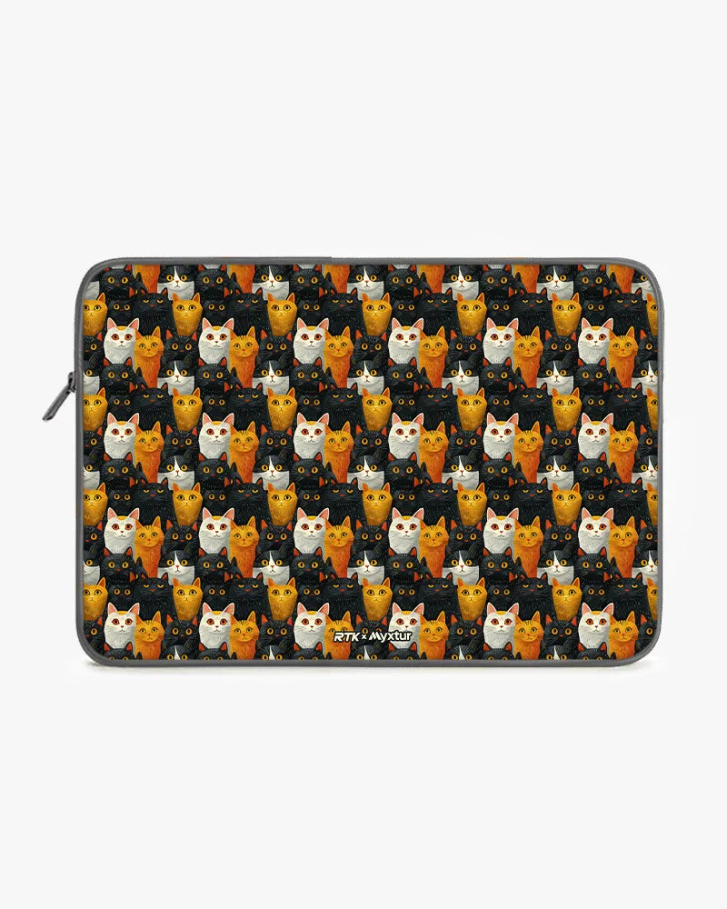 Kitty Crowds [RTK] MacBook / Laptop Sleeve