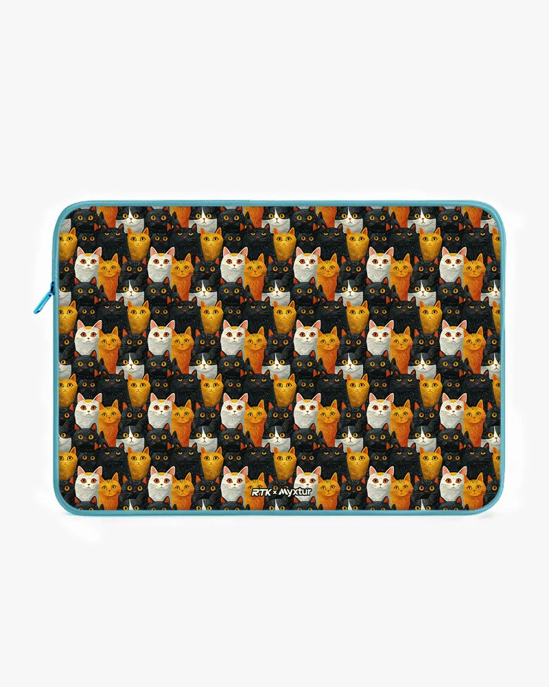 Kitty Crowds [RTK] MacBook / Laptop Sleeve