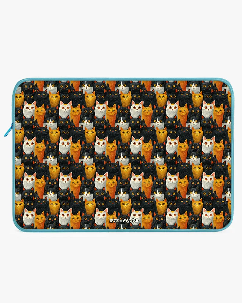 Kitty Crowds [RTK] MacBook / Laptop Sleeve