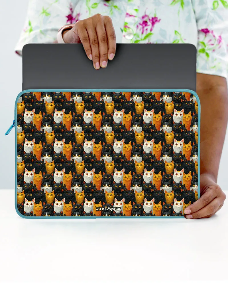 Kitty Crowds [RTK] MacBook / Laptop Sleeve
