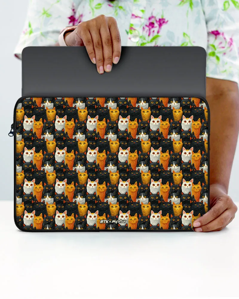 Kitty Crowds [RTK] MacBook / Laptop Sleeve