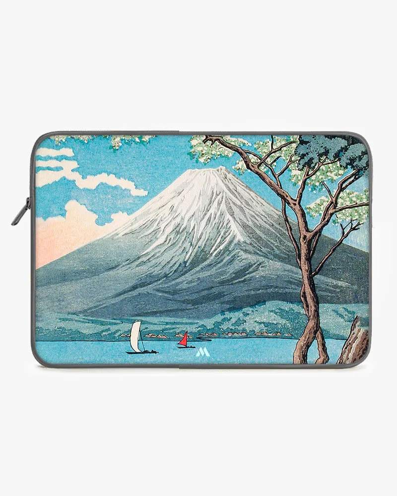 Mount Fuji from Lake Yamanaka [Hiroaki Takahashi] MacBook / Laptop-Sleeve