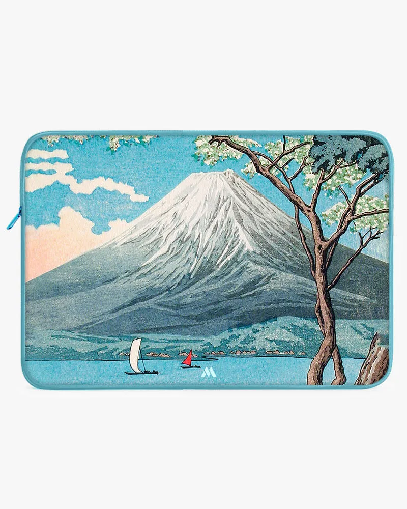 Mount Fuji from Lake Yamanaka [Hiroaki Takahashi] MacBook / Laptop-Sleeve