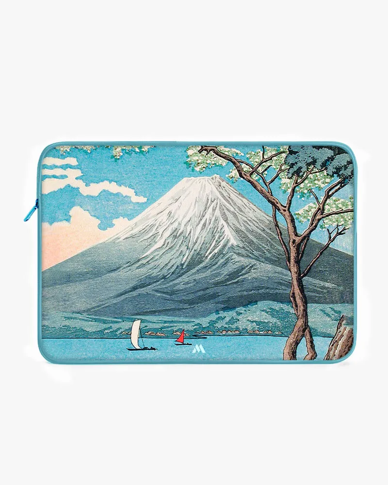 Mount Fuji from Lake Yamanaka [Hiroaki Takahashi] MacBook / Laptop-Sleeve