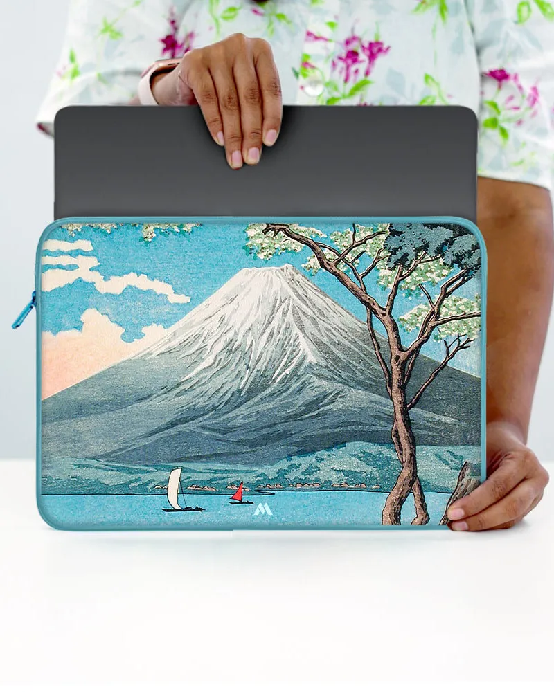 Mount Fuji from Lake Yamanaka [Hiroaki Takahashi] MacBook / Laptop-Sleeve