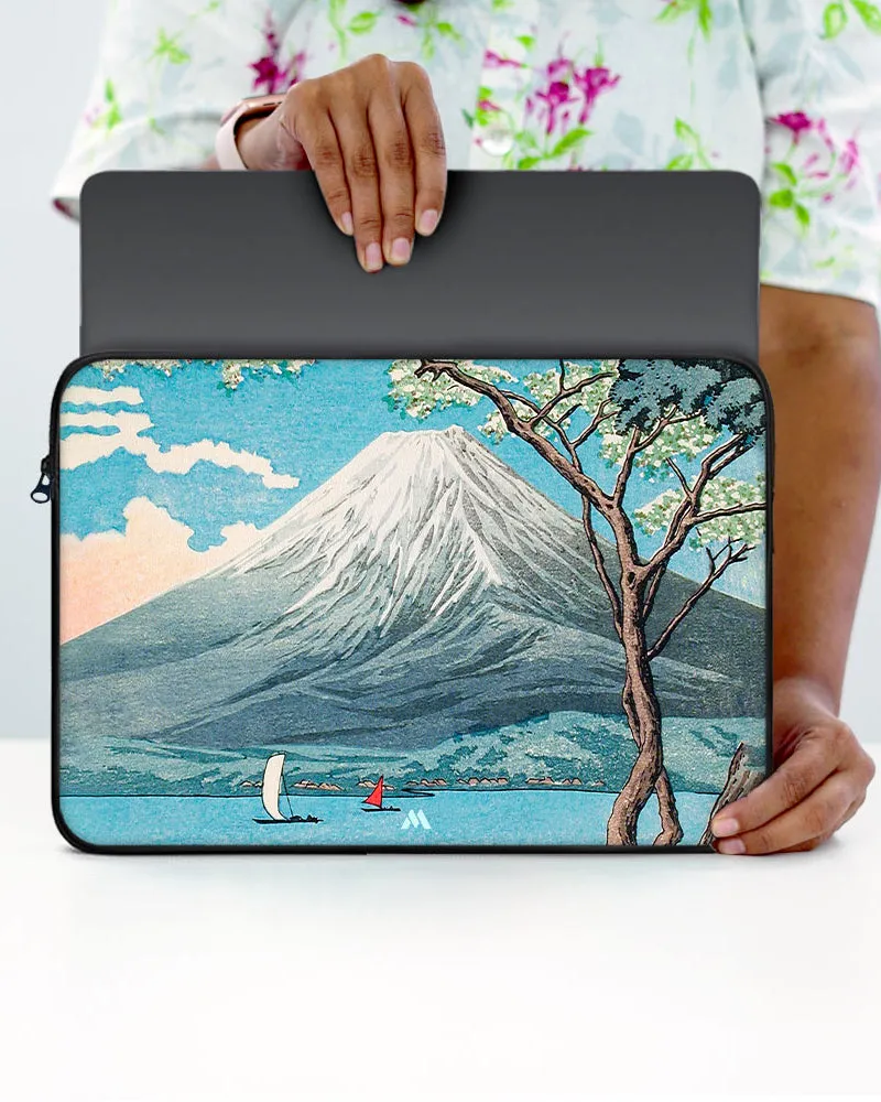 Mount Fuji from Lake Yamanaka [Hiroaki Takahashi] MacBook / Laptop-Sleeve