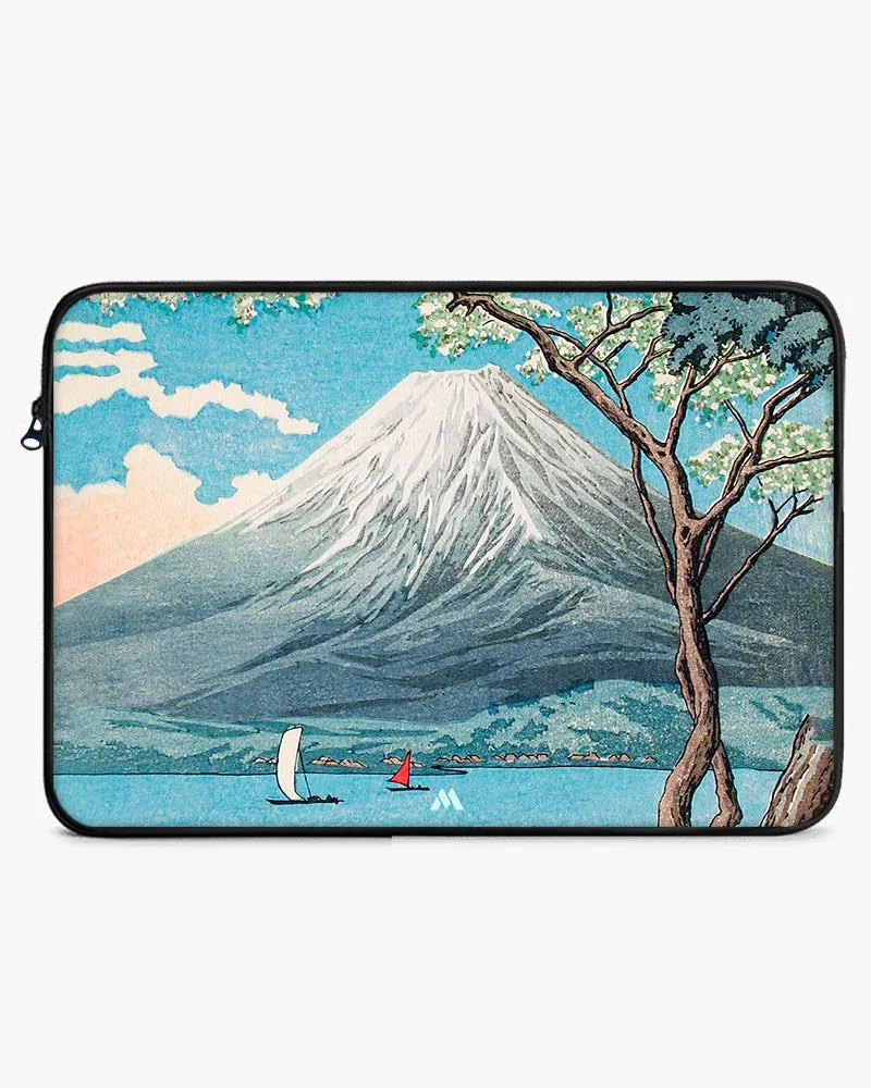 Mount Fuji from Lake Yamanaka [Hiroaki Takahashi] MacBook / Laptop-Sleeve