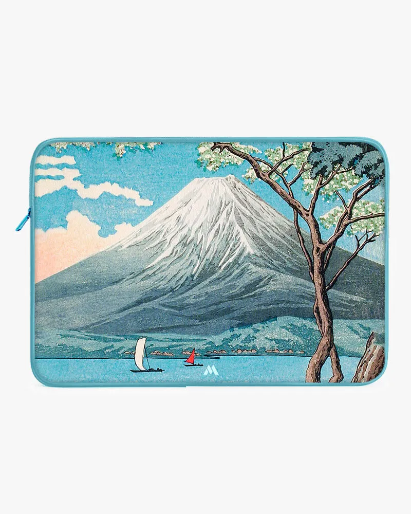 Mount Fuji from Lake Yamanaka [Hiroaki Takahashi] MacBook / Laptop-Sleeve