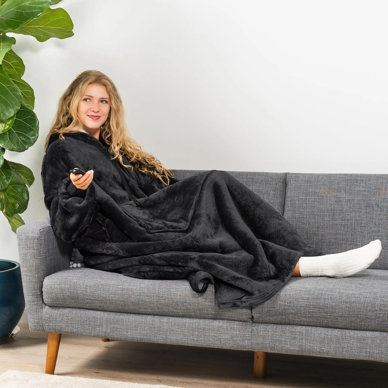 PAVILIA Blanket Hoodie for Women Black, Sherpa Wearable Blanket Men, Cozy Oversized Sweatshirt Blanket, Warm Fleece Hooded Blanket Sweater with Sleeves and Giant Pocket, Adult Long, Black