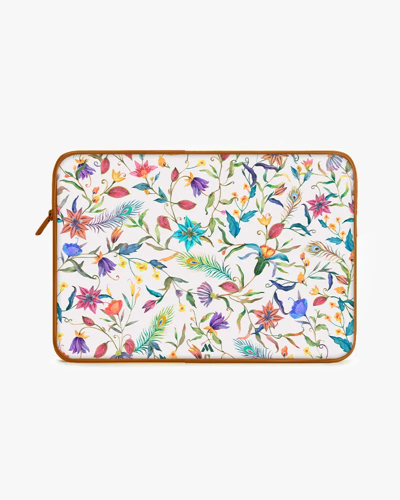 Peacock Feathers in the Garden MacBook / Laptop-Sleeve