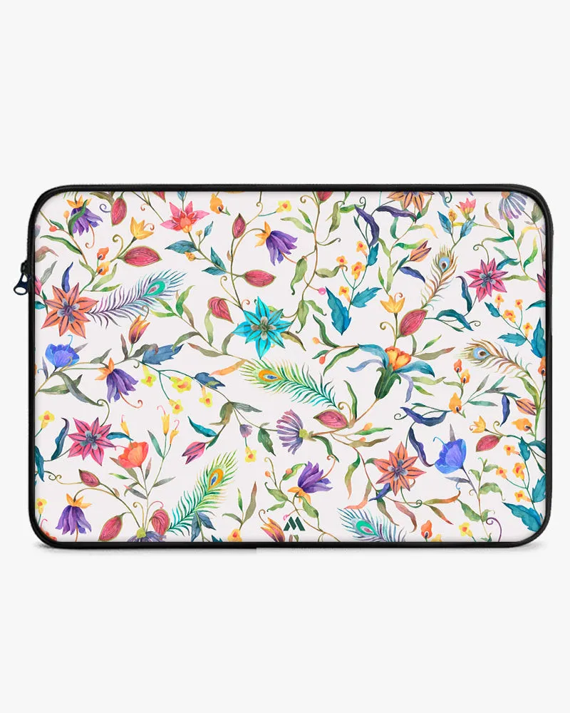 Peacock Feathers in the Garden MacBook / Laptop-Sleeve