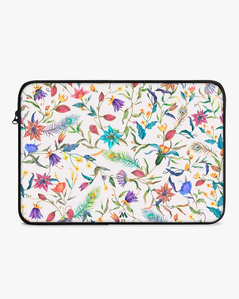 Peacock Feathers in the Garden MacBook / Laptop-Sleeve
