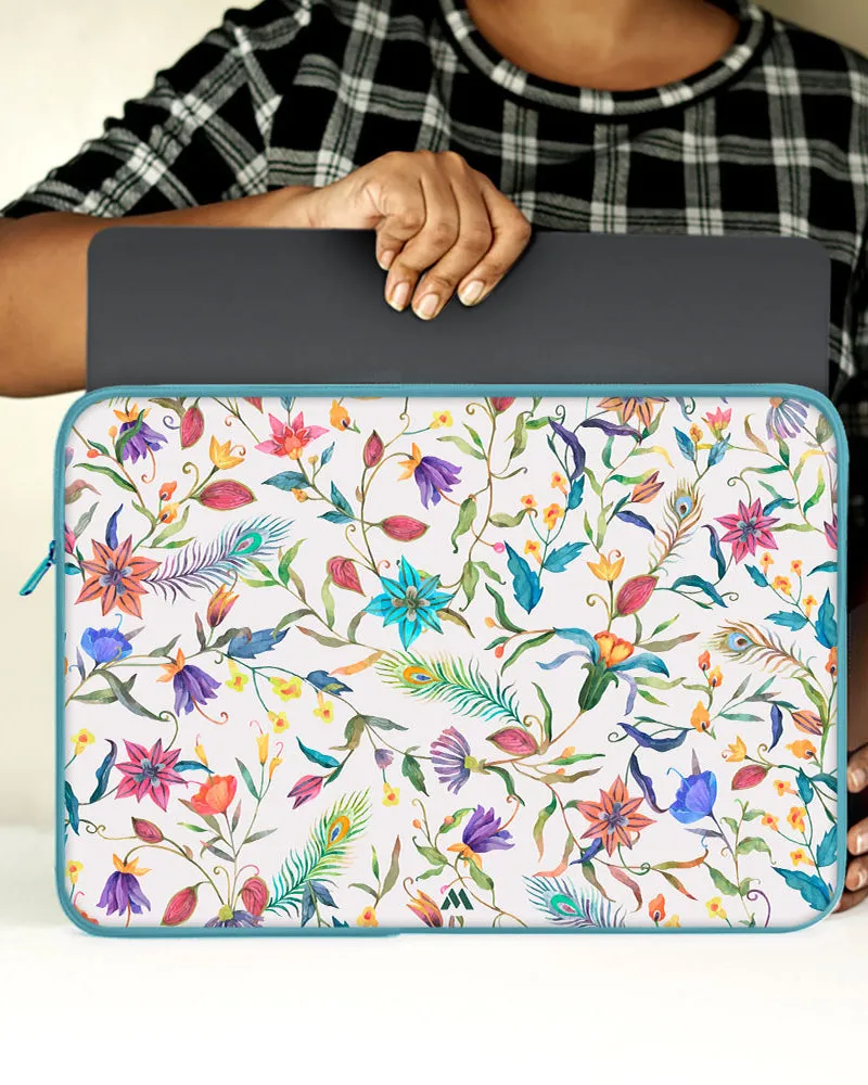 Peacock Feathers in the Garden MacBook / Laptop-Sleeve