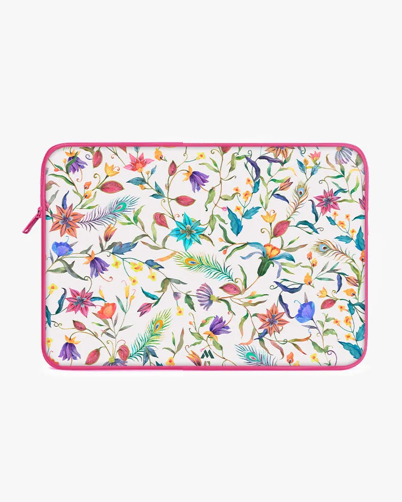 Peacock Feathers in the Garden MacBook / Laptop-Sleeve