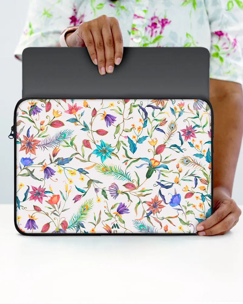 Peacock Feathers in the Garden MacBook / Laptop-Sleeve