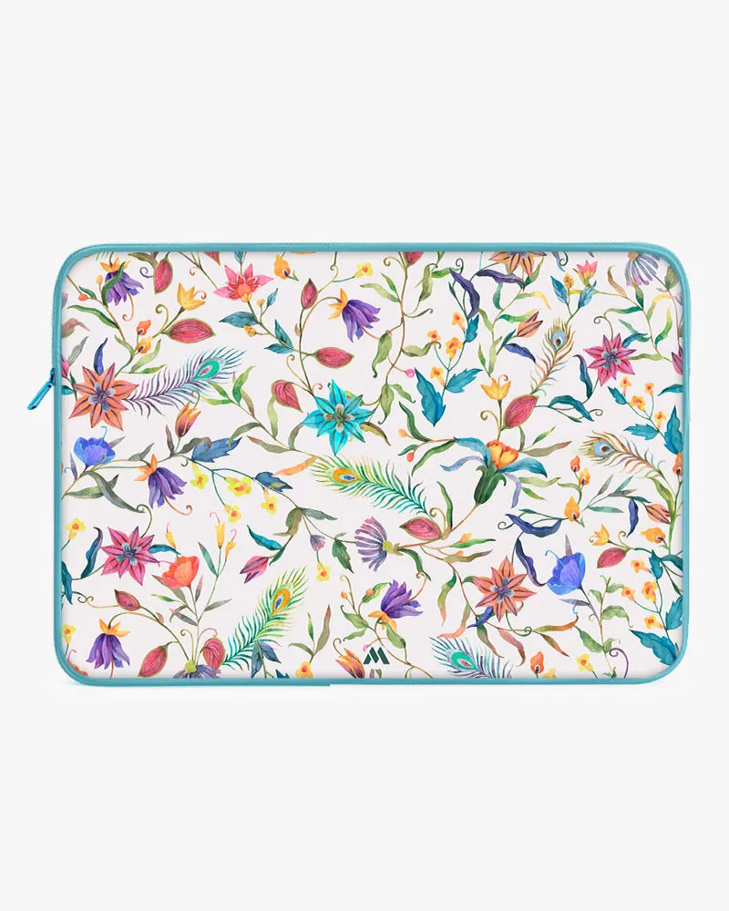 Peacock Feathers in the Garden MacBook / Laptop-Sleeve