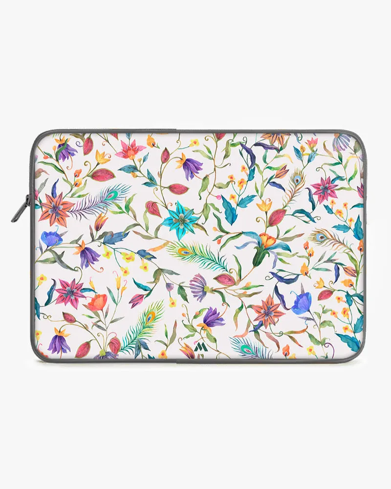 Peacock Feathers in the Garden MacBook / Laptop-Sleeve