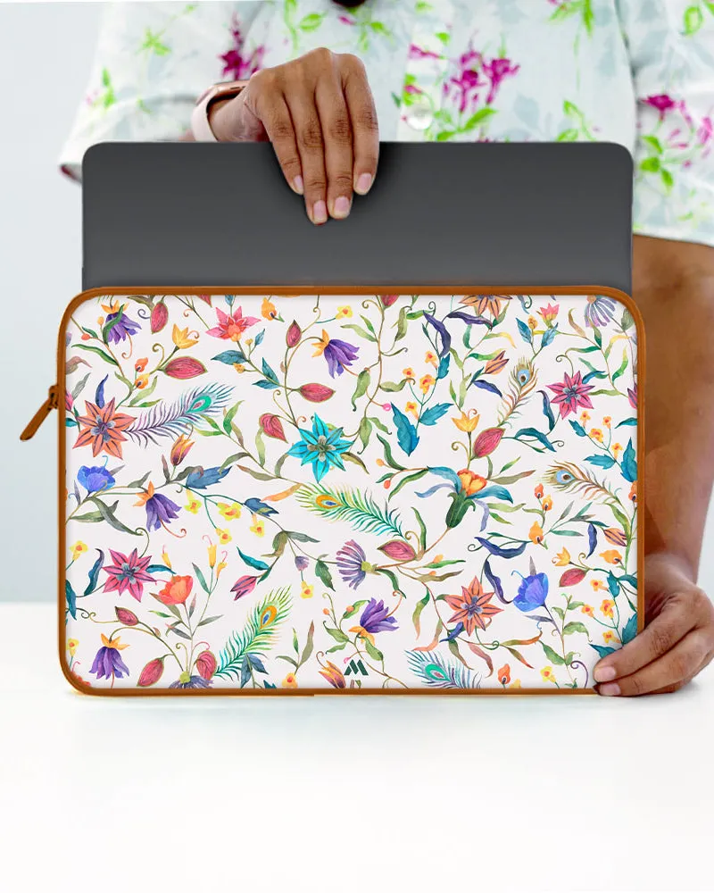 Peacock Feathers in the Garden MacBook / Laptop-Sleeve