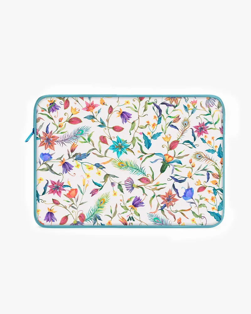 Peacock Feathers in the Garden MacBook / Laptop-Sleeve