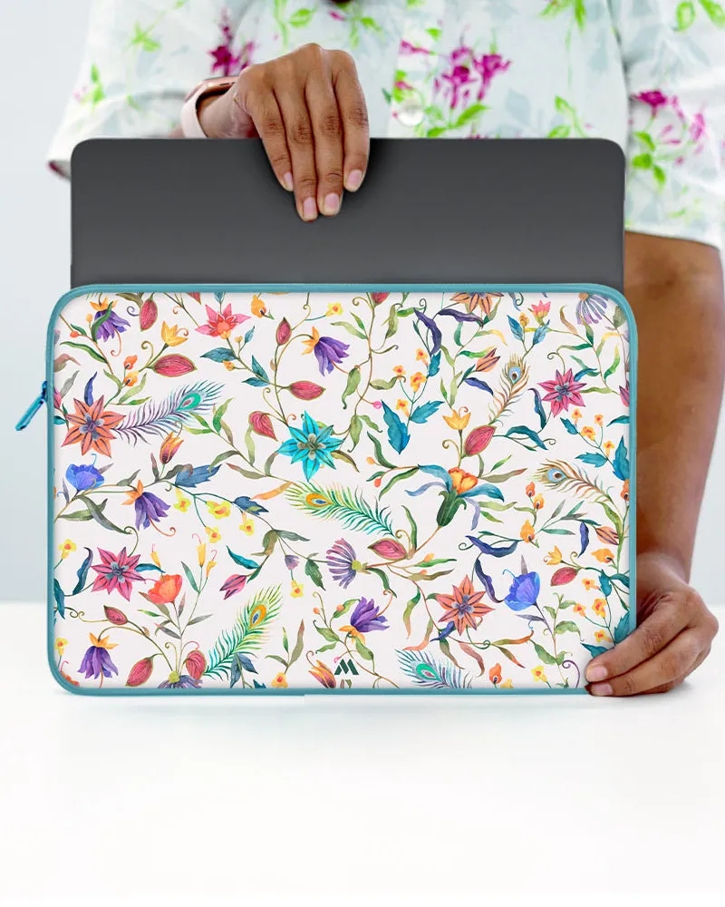 Peacock Feathers in the Garden MacBook / Laptop-Sleeve