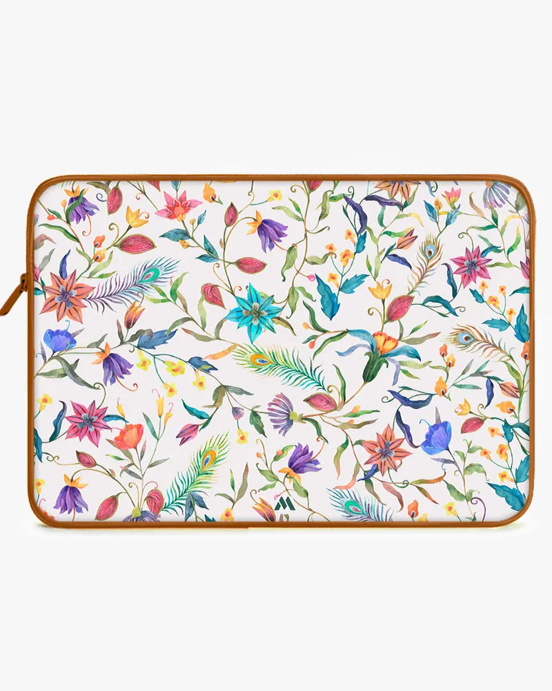 Peacock Feathers in the Garden MacBook / Laptop-Sleeve