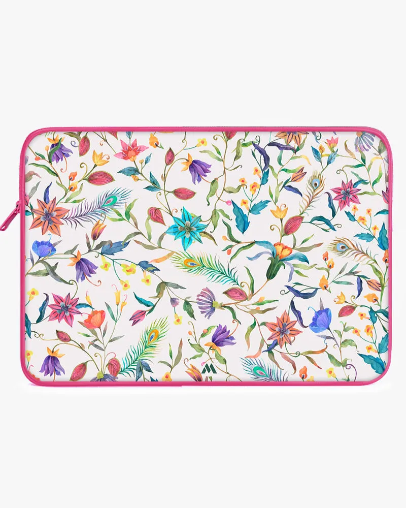 Peacock Feathers in the Garden MacBook / Laptop-Sleeve