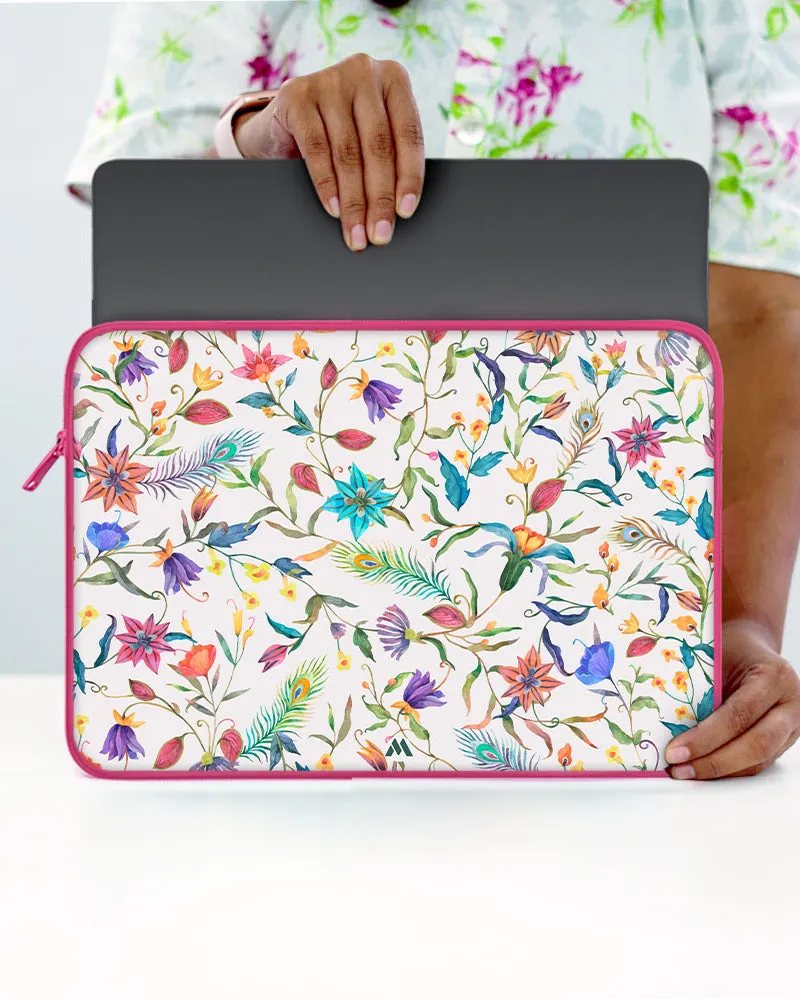 Peacock Feathers in the Garden MacBook / Laptop-Sleeve