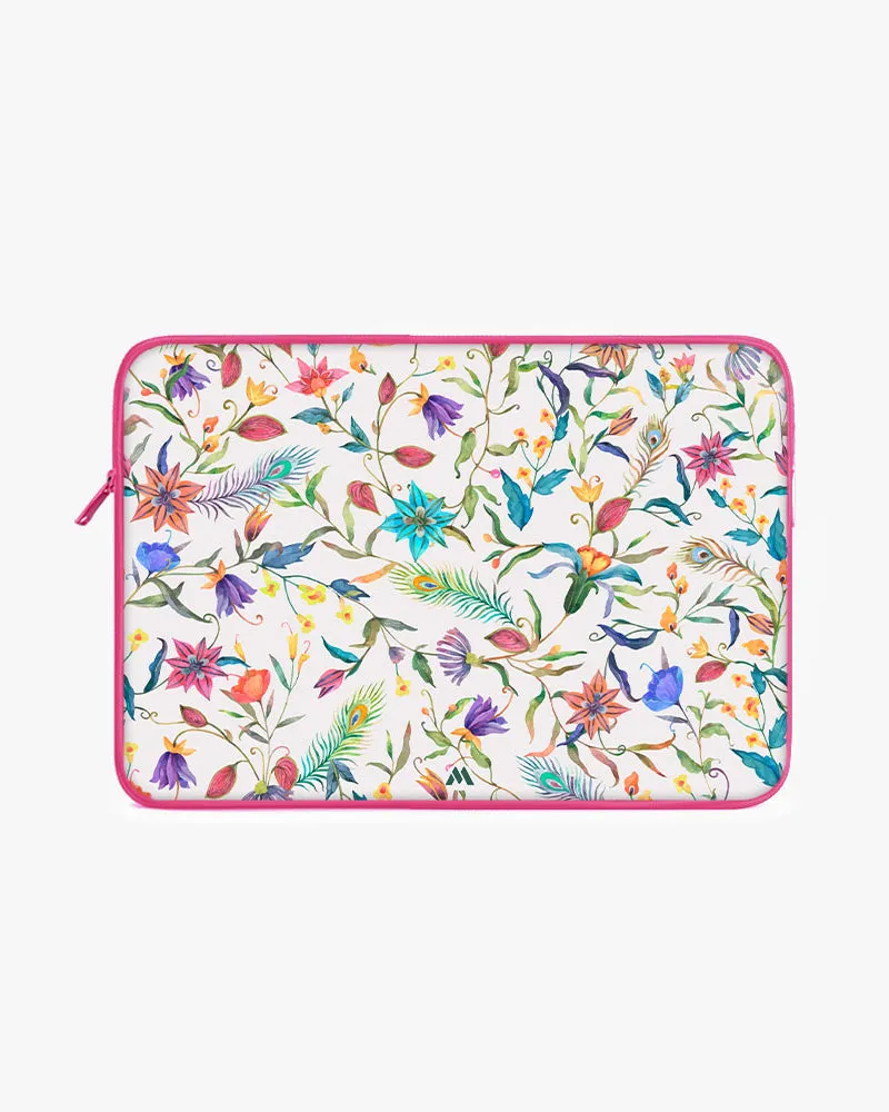 Peacock Feathers in the Garden MacBook / Laptop-Sleeve