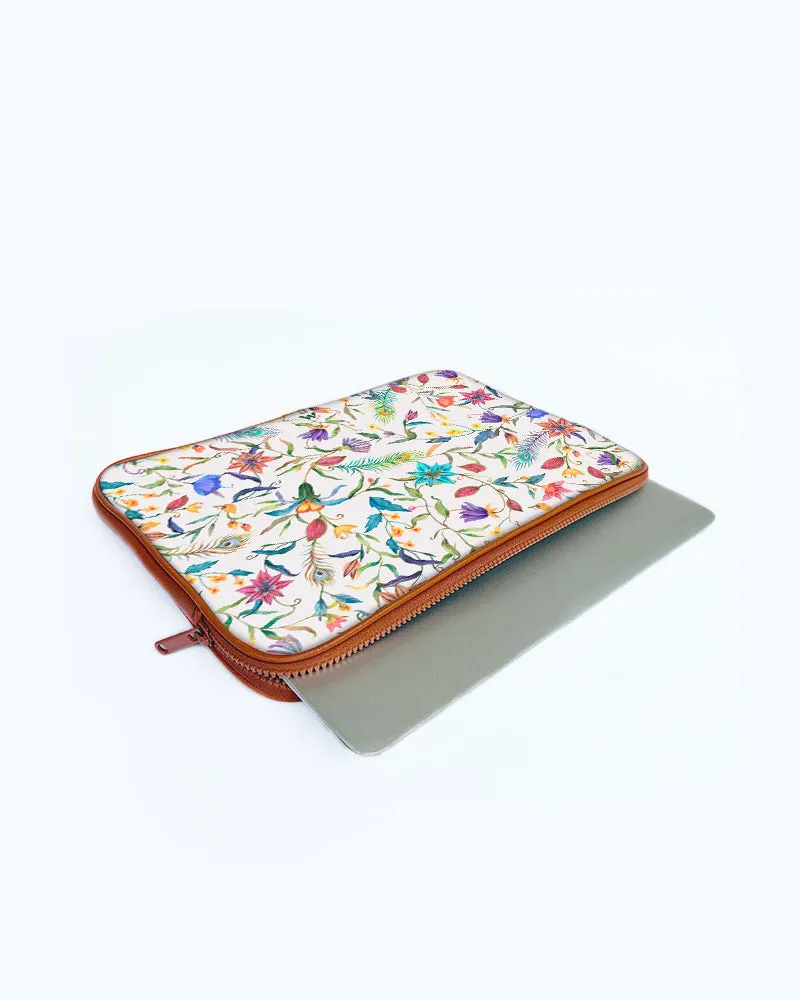 Peacock Feathers in the Garden MacBook / Laptop-Sleeve