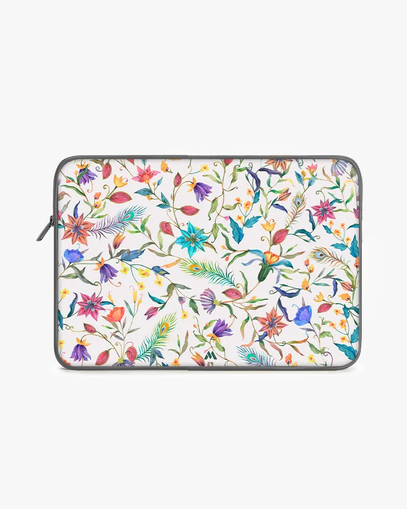 Peacock Feathers in the Garden MacBook / Laptop-Sleeve