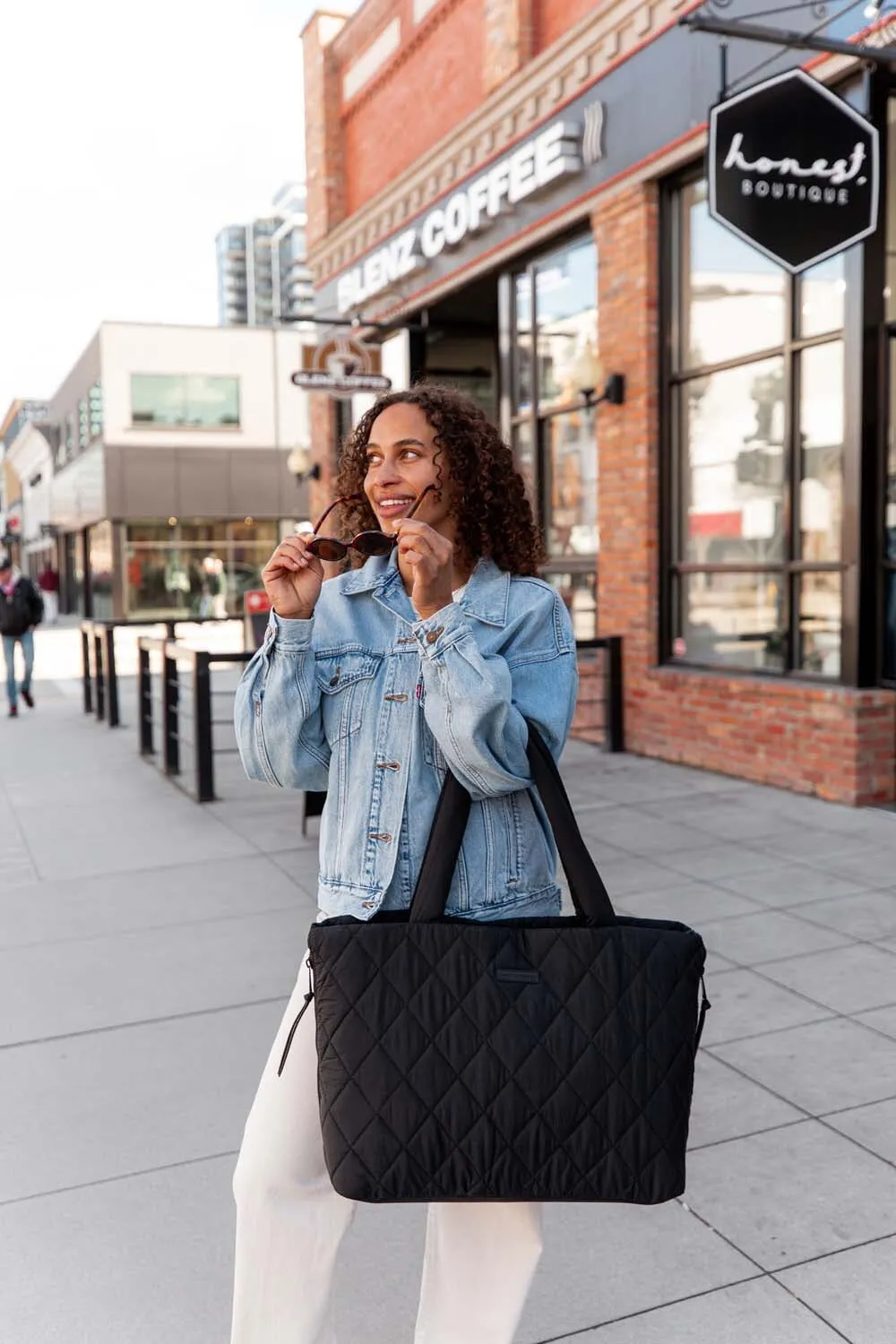 Tote It Black